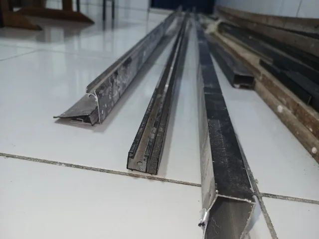 Perfis de alumínio usados 5 peças 3m cada - Foto 2