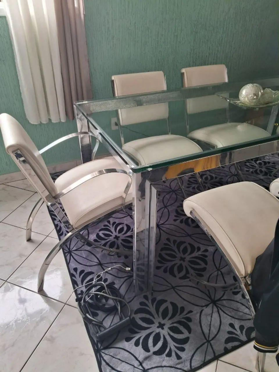 Mesa de Jantar de Alumínio com Vidro e Cadeiras - Foto 2