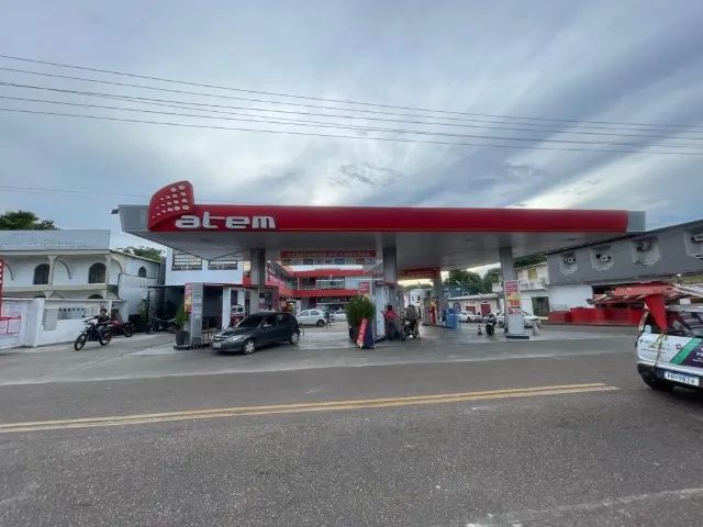 Posto de combustível e centro comercial
