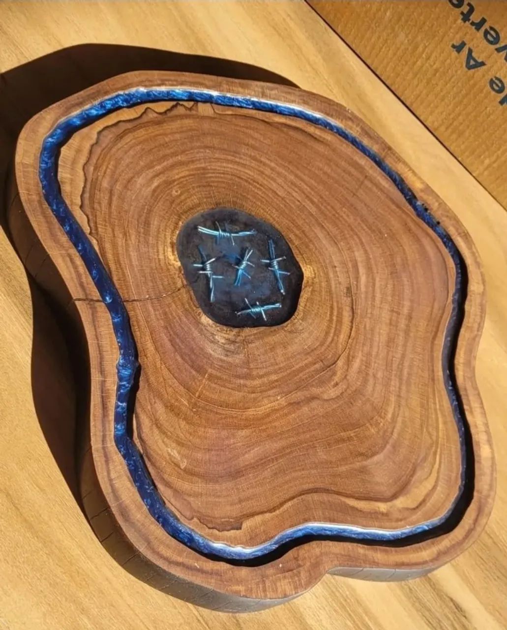 Tábua de Madeira com Resina Epóxi Azul