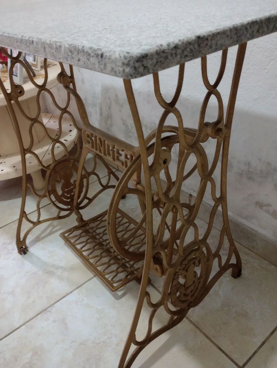 Vendo pé de Máquina modelo arranha completo com pedra de mármore 
