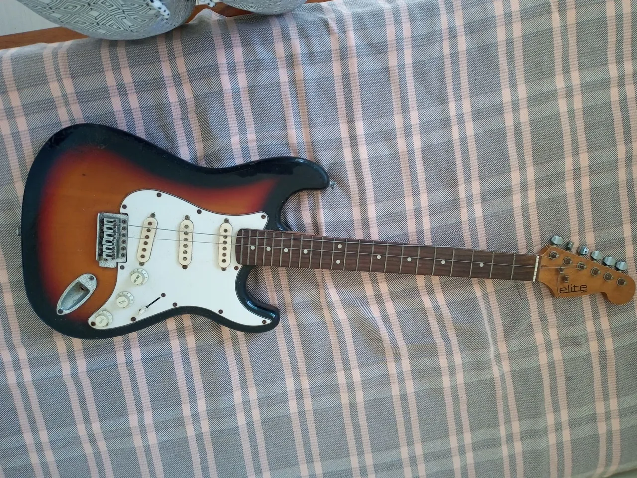 ? Kit Musical com Mesa de Som, Guitarra, Caixa e Cabos