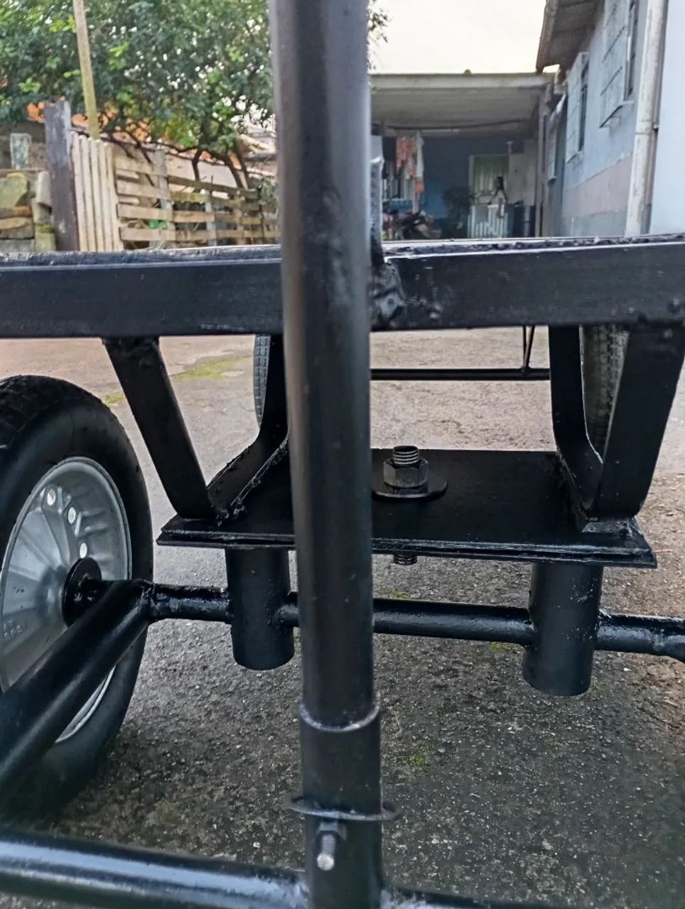 Carrinho plataforma tampo de madeira rodas pneumáticas, tamanho 1,50x0,80 oportunidade. - Foto 5