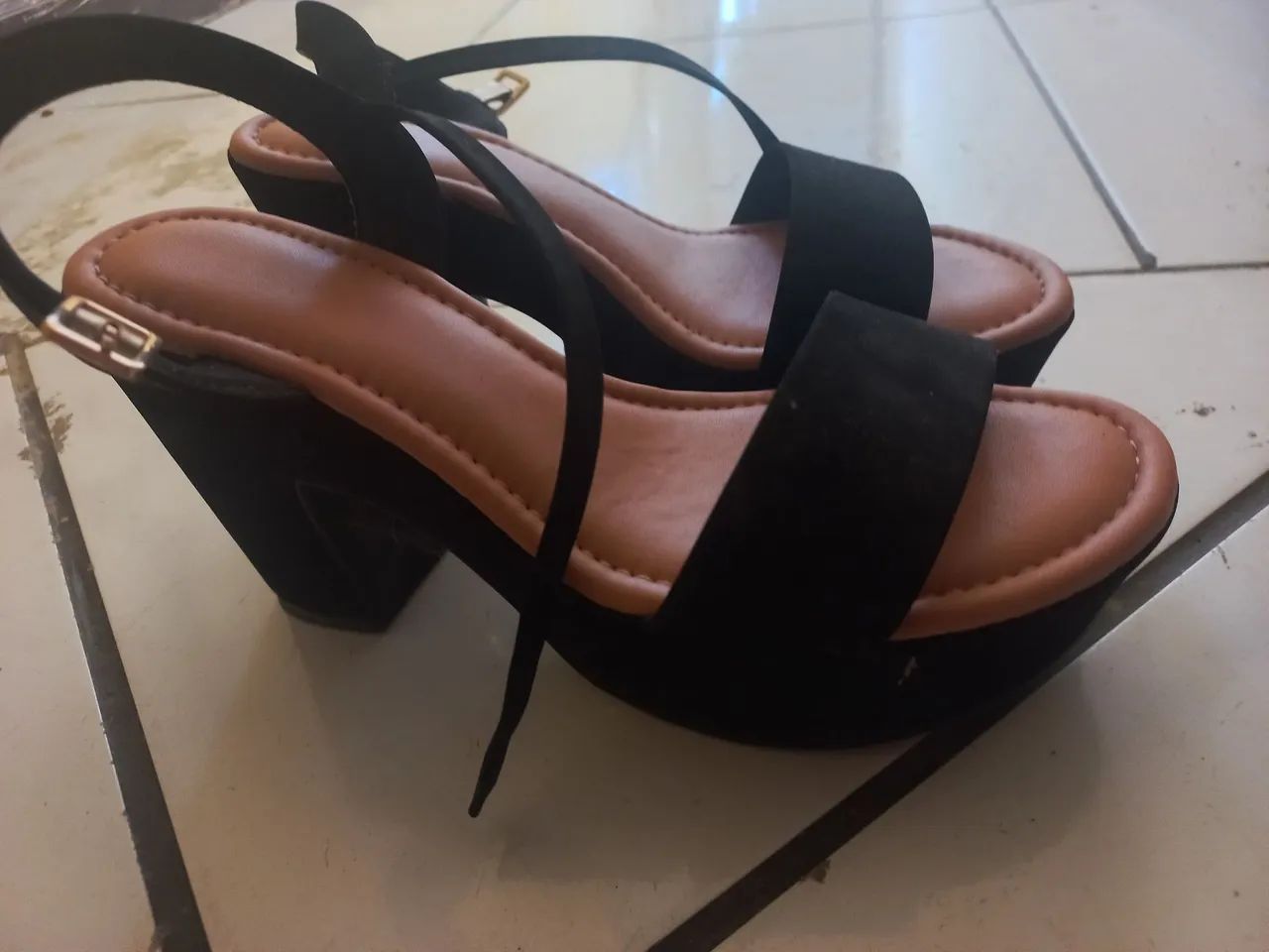 Sandália feminina preta com tira no tornozelo - Foto 4