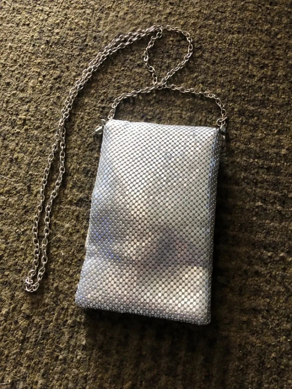 Bolsa de festa prata com corrente