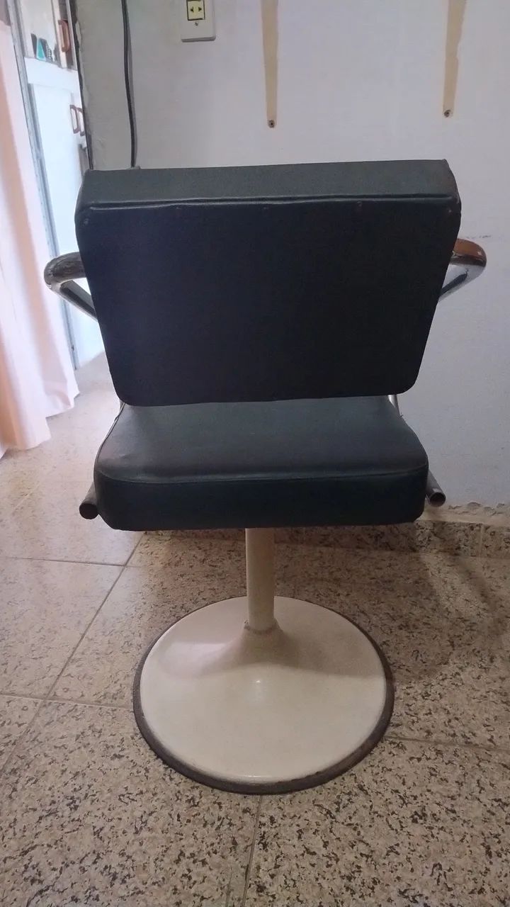 Cadeirade Barbeiro Giratória Preta com Apoio - Foto 3