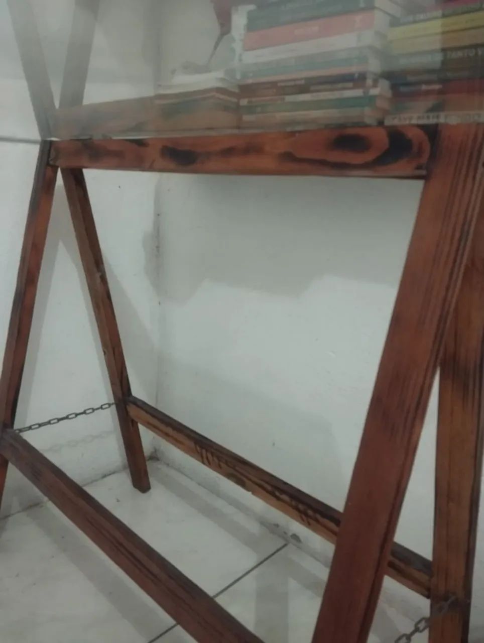 Mesa com tampo de vidro e base de madeira65163274357121121