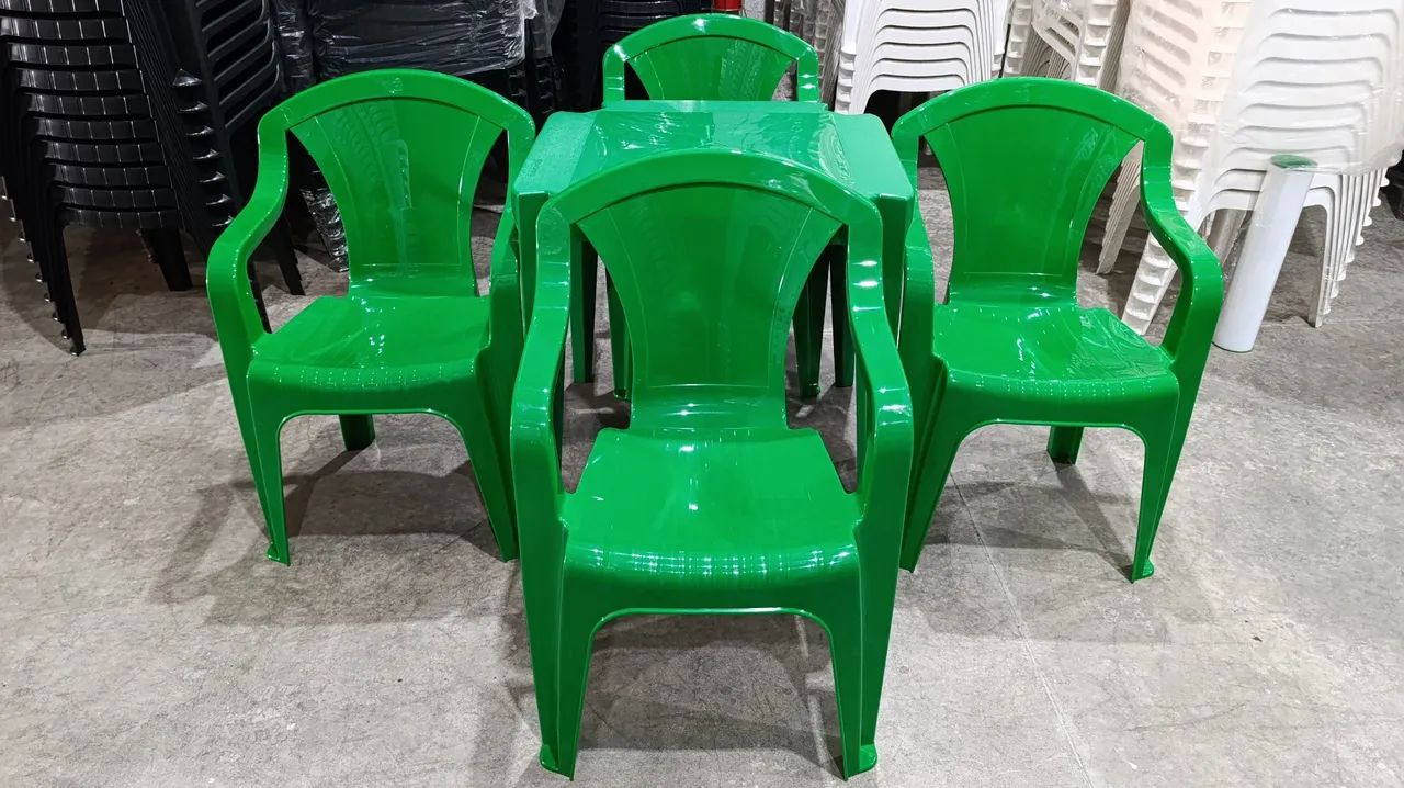 Jogo de mesa e cadeiras plástica no padrão da Cervejarias