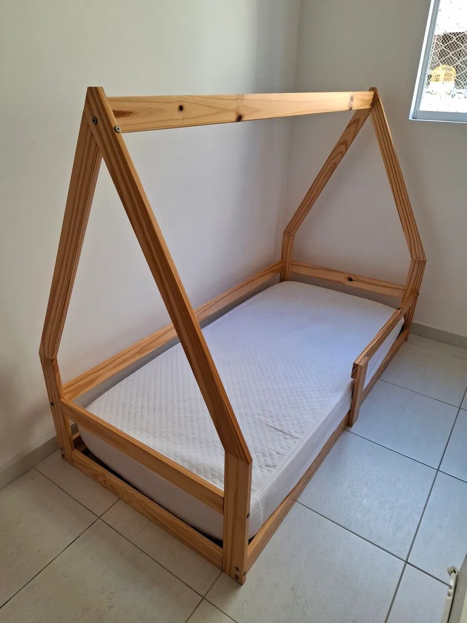 Cama montessoriana com colchão 