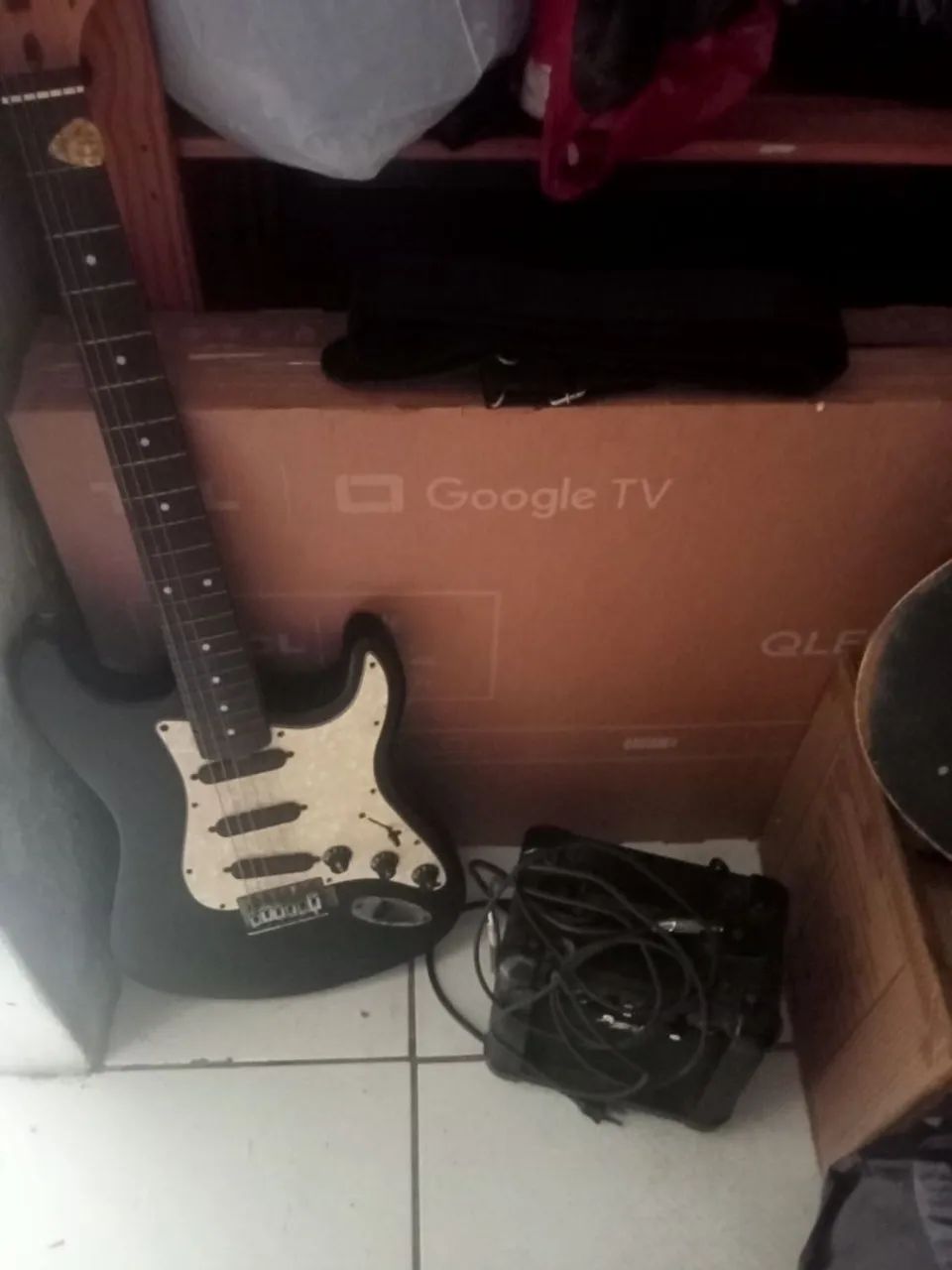 Guitarra e Caixa de som 