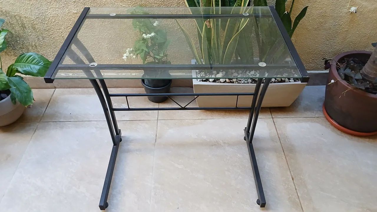 MESA / ESCRIVANINHA EM VIDRO E FERRO PRETO - Foto 2