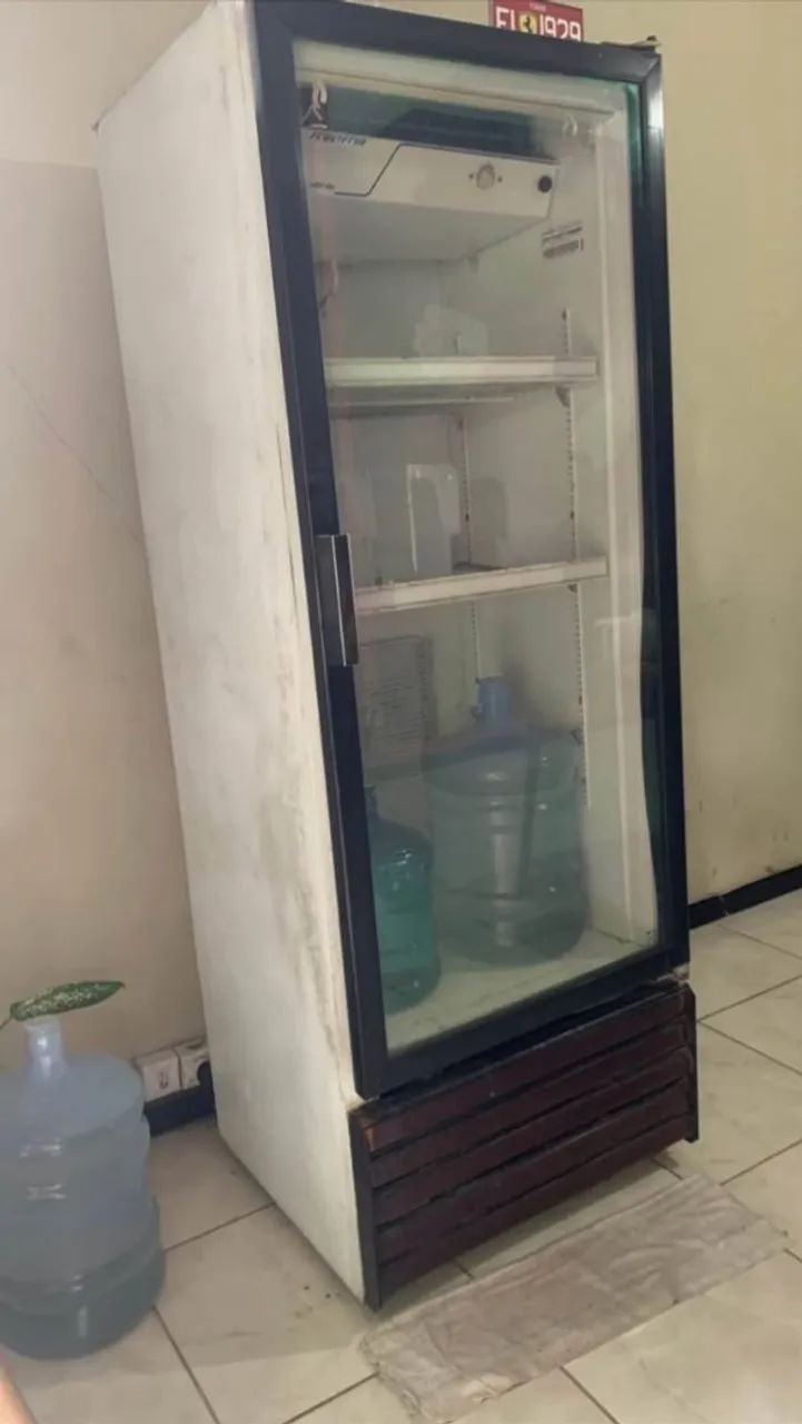 Expositor em ótimo funcionamento, retirar na marambaia