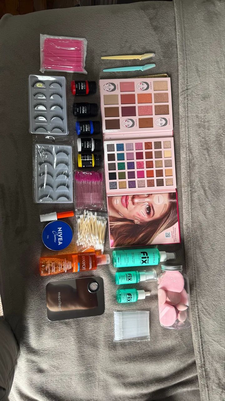 Maleta com maquiagem, bolsa de pincéis e kit de treino - Foto 3