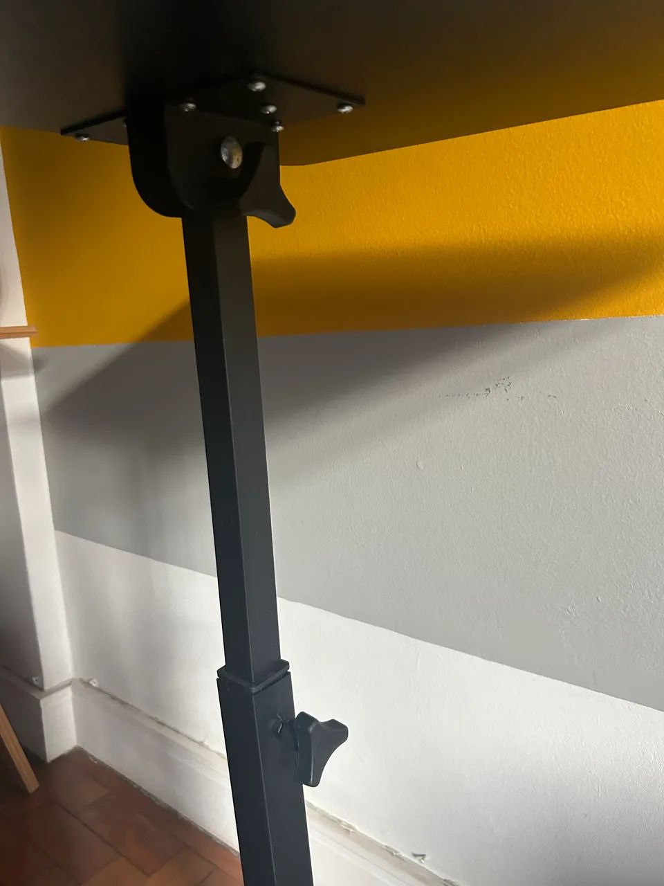 Mesa auxiliar ajustável