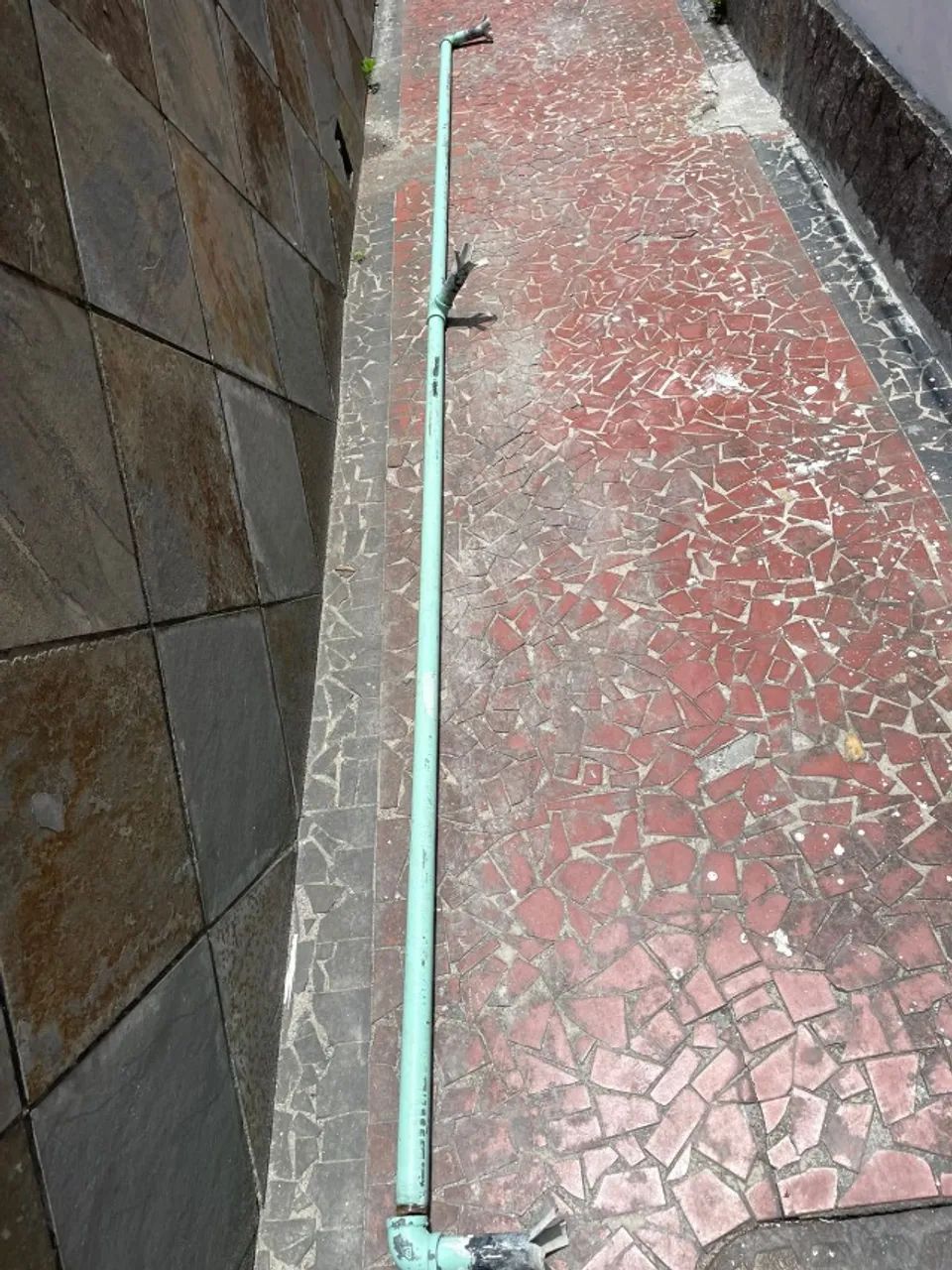 Corrimão de ferro com chumbado 4,25 metros 4 cm diâmetro 