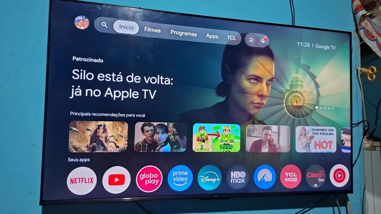 Vende se essa televisão 50 polegadas TCL  smart tem nota fiscal  tem controle 