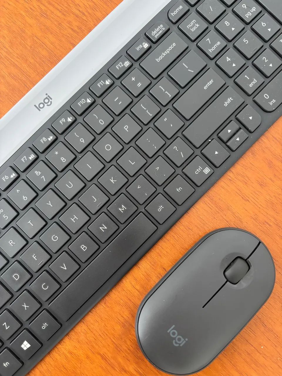 Combo Teclado e Mouse sem fio Logitech MK470 Slim Wireless Cor Grafite Layout Inglês US