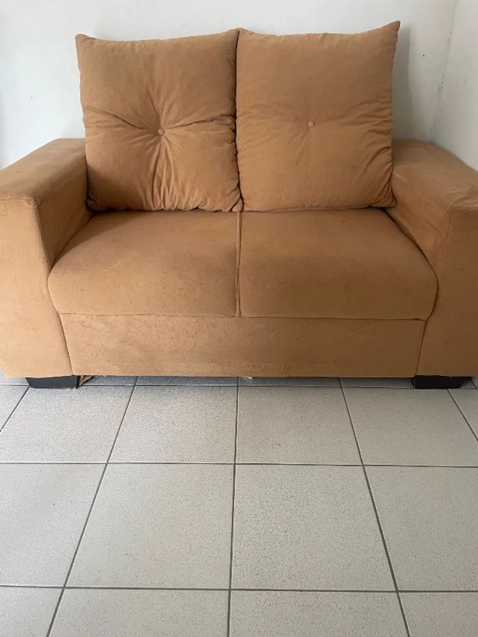Sofá conservado, bem cuidado.