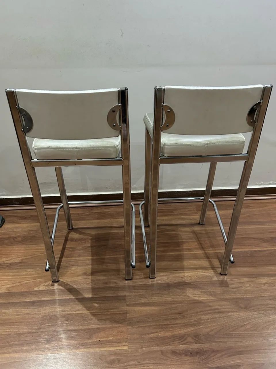 Par de banquetas cromadas com assento em courino branco perolado - Foto 3