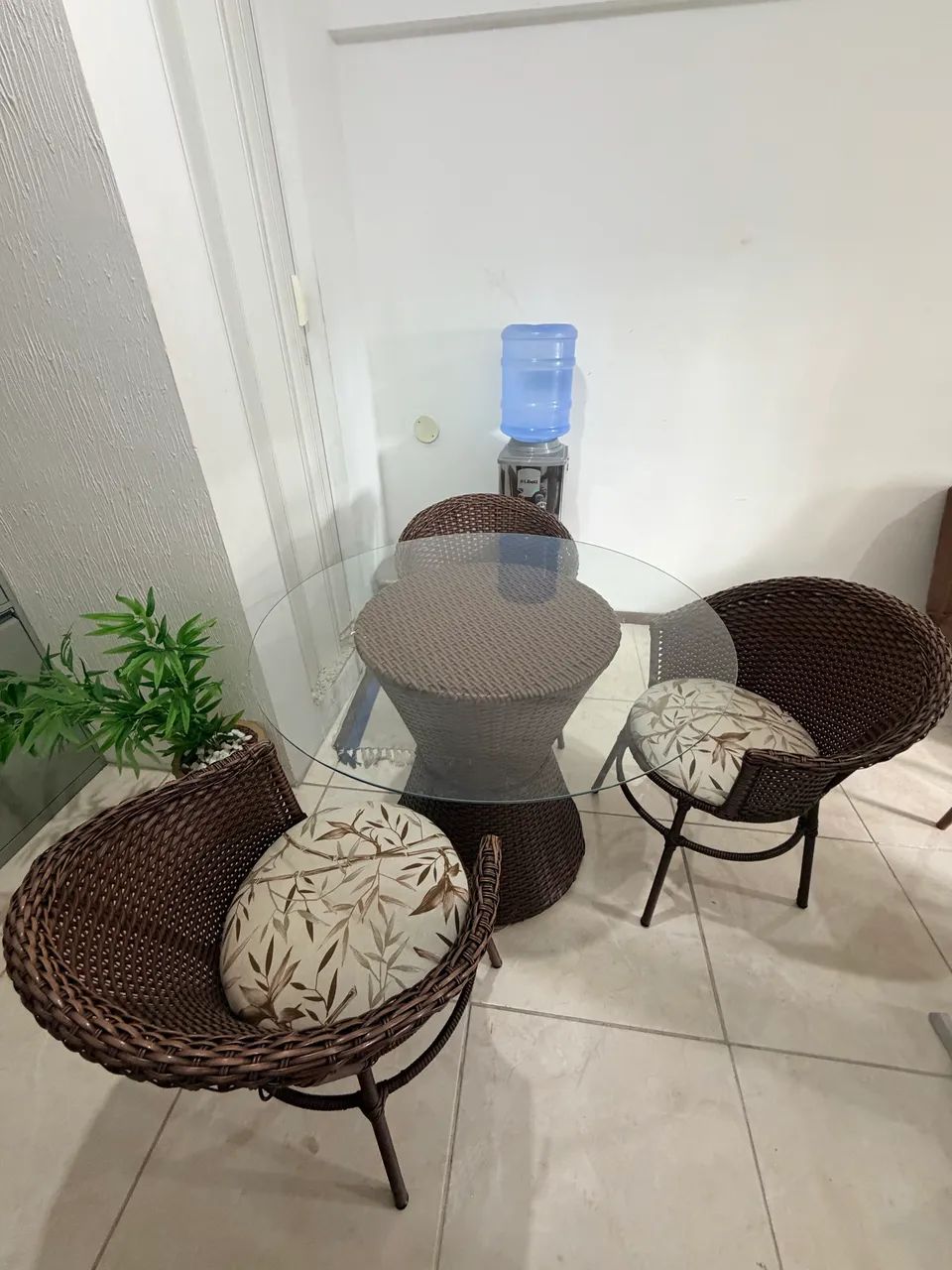 Mesa em vidro, Base e 3 poltronas em Vime!