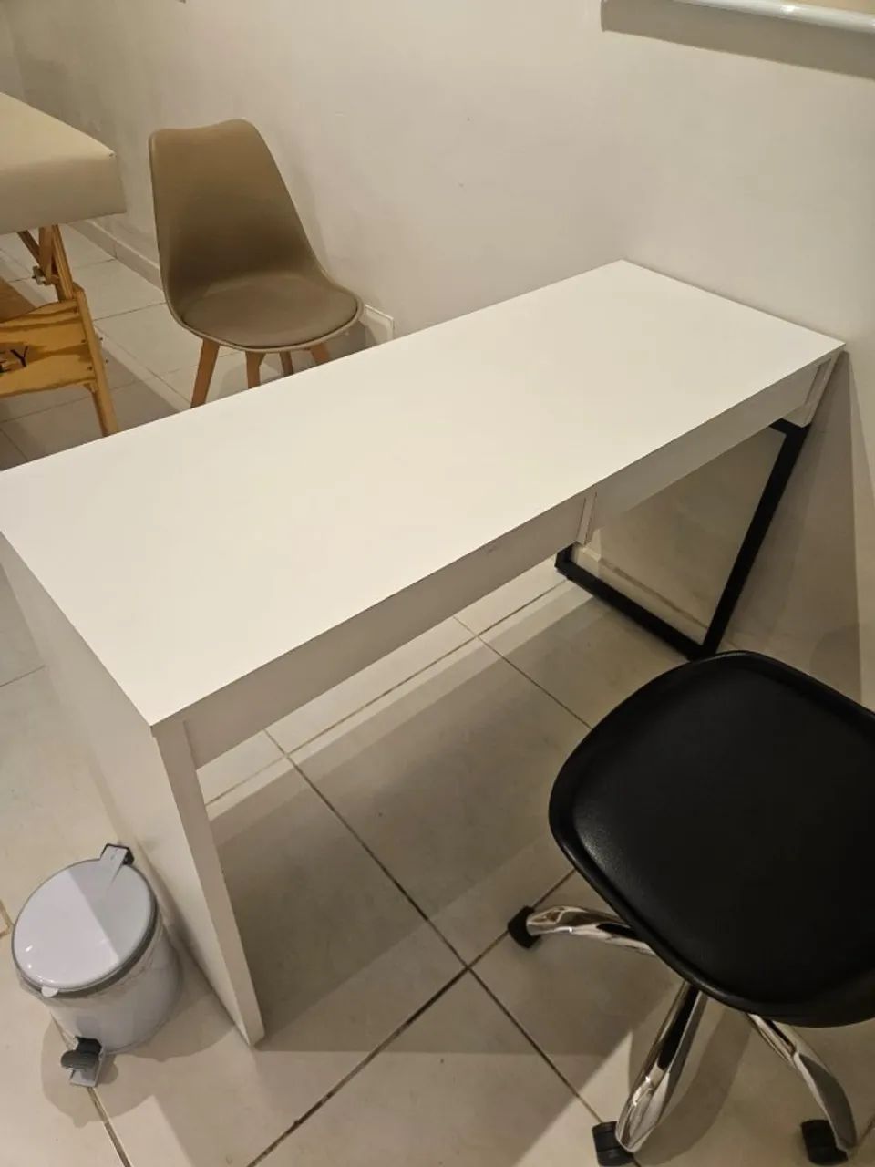 Mesa branca em MDF, base de ferro.  - Foto 5