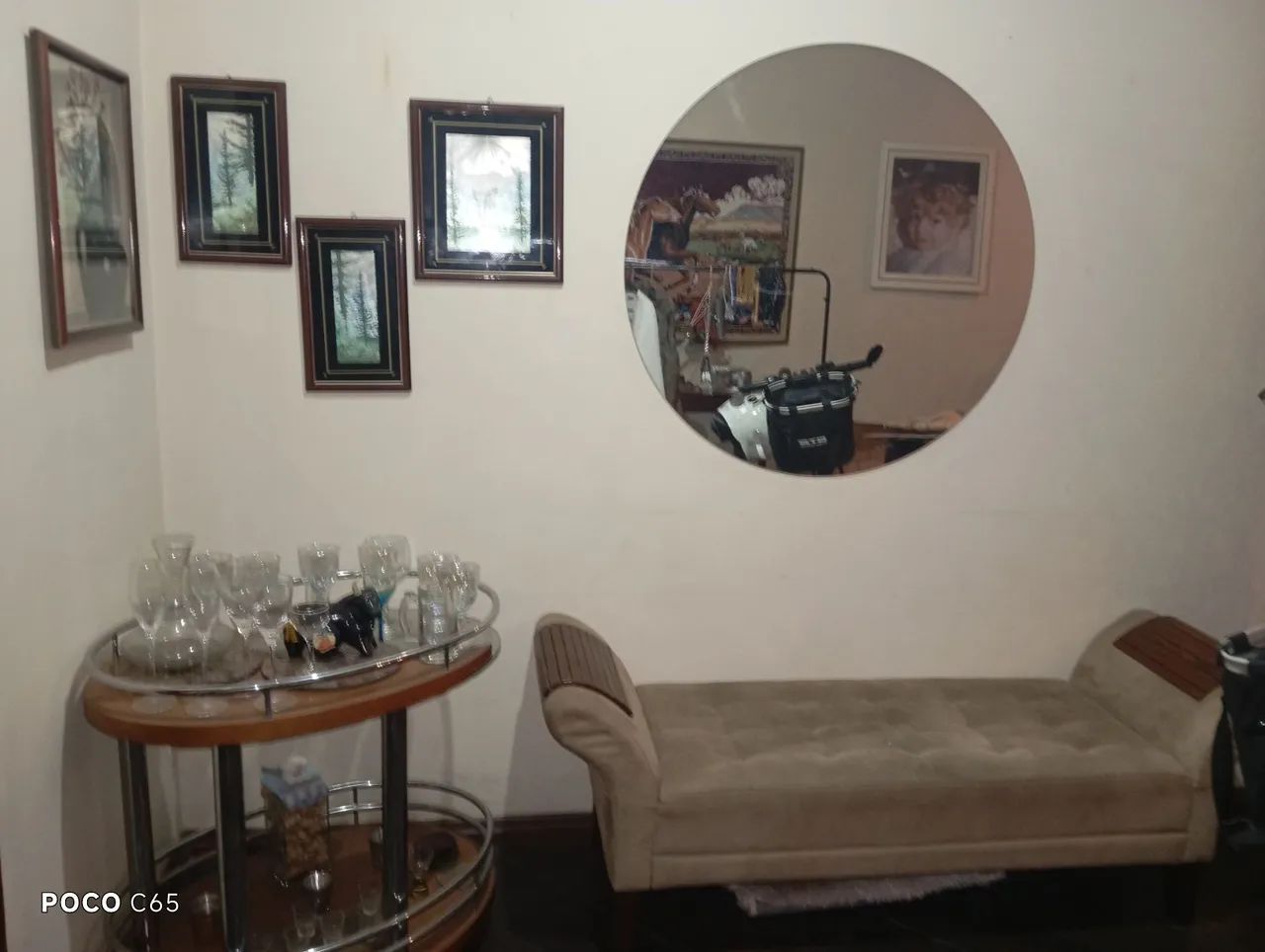 Sofá Recamier / Divã em Suede Bege com Apoio/Esteira de Madeira nos Braços - Foto 2