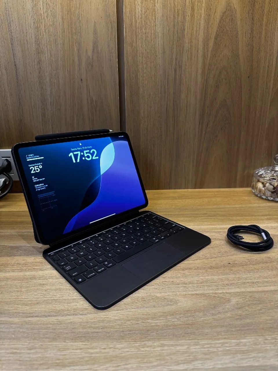iPad Pro 11" M4 256GB (Space Black) - Apple -c/ fonte, cabo, Apple Pencil e Magic Keyboard - Foto 2