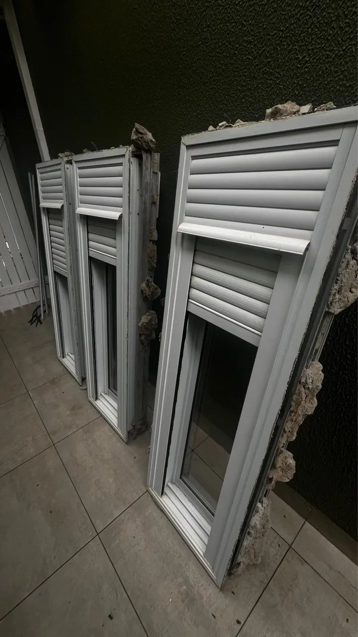 Vendo 3 Janelas com veneziana e vidro fixo