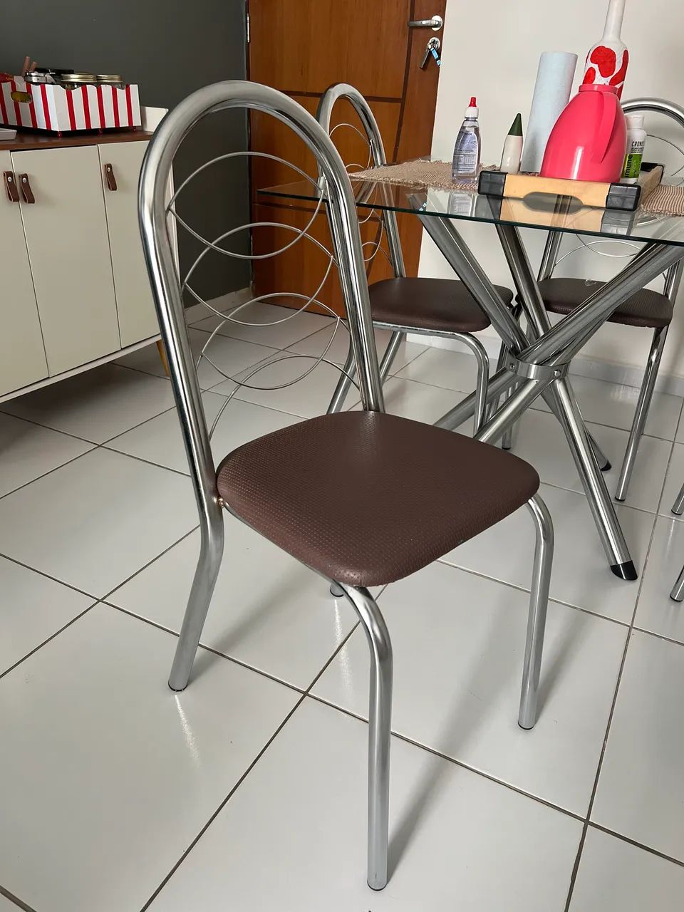 Mesa de inox com tampo de vidro + 4 cadeiras  - Foto 2