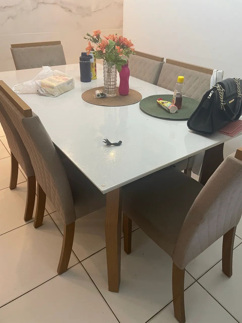 Mesa com 6 cadeiras 