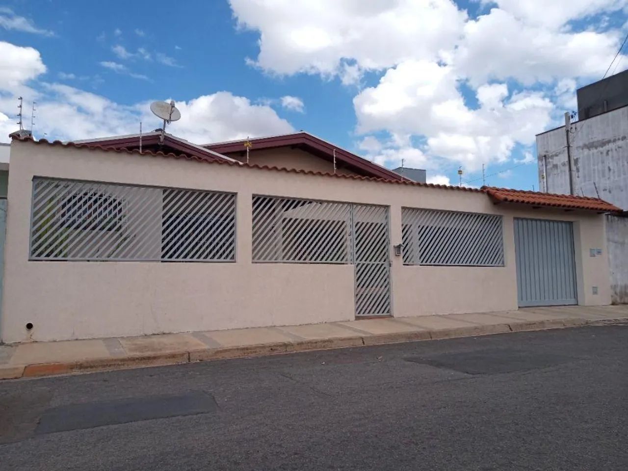 Casa à venda em Hortolândia, Loteamento Remanso Campineiro, com 3 quartos, com 232 m²