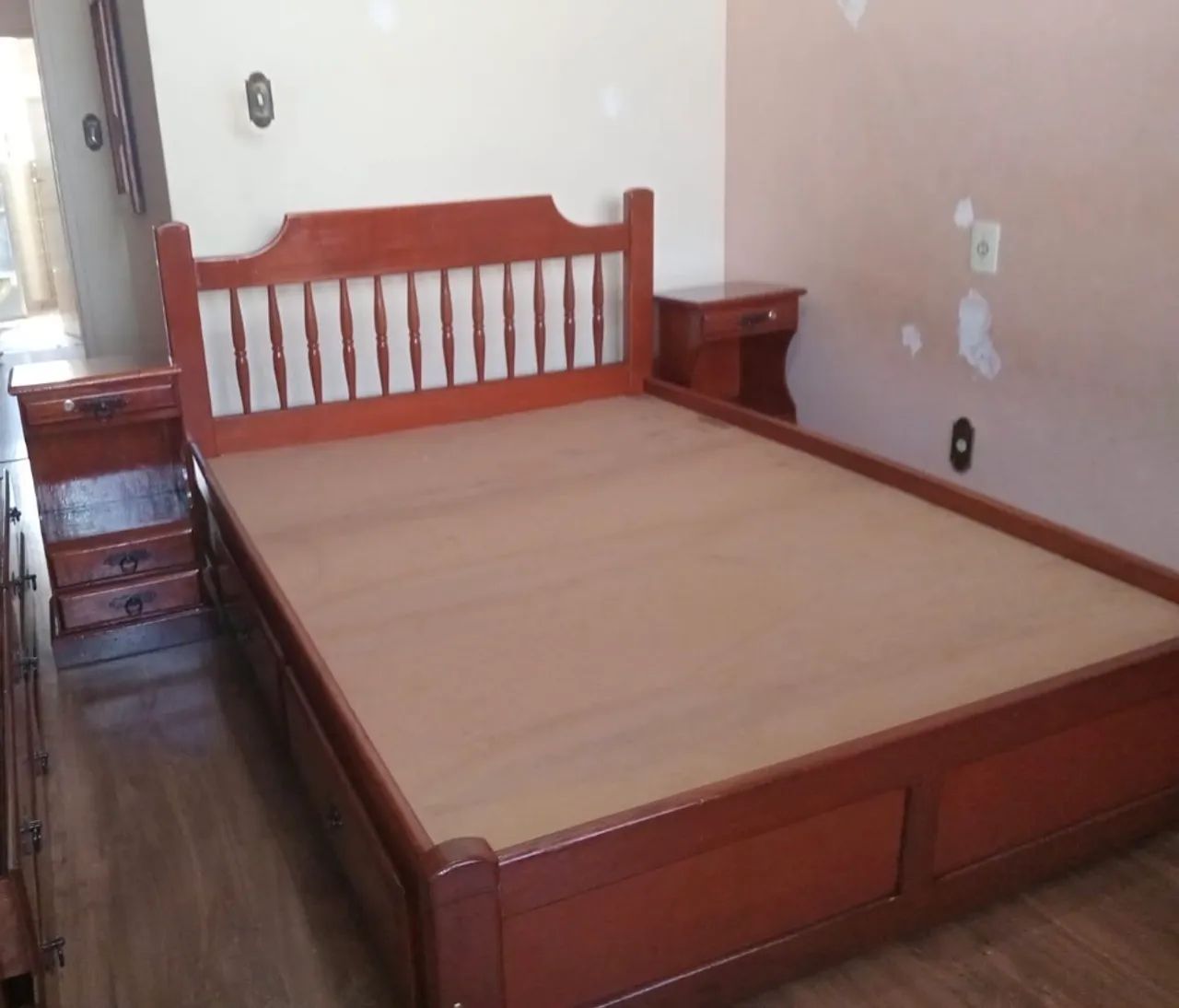 Cama sem colchão com criado combinando - Foto 3