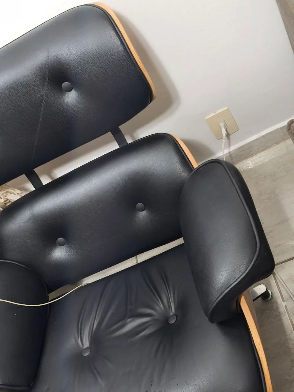 Vendo 1 Poltrona Couro Preto Legítimo Acolchoada  - Foto 3