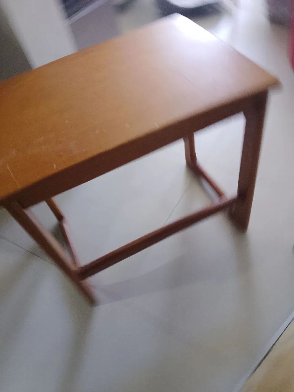 Mesa de cabeceir madeira maciça em ótimo estado - Foto 2