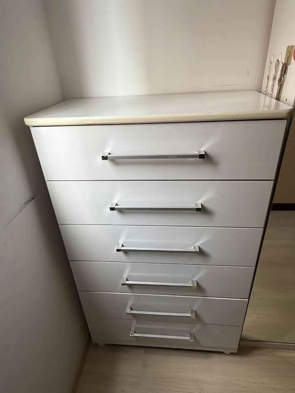 Cômoda branca usada com 6 gavetas - Foto 2