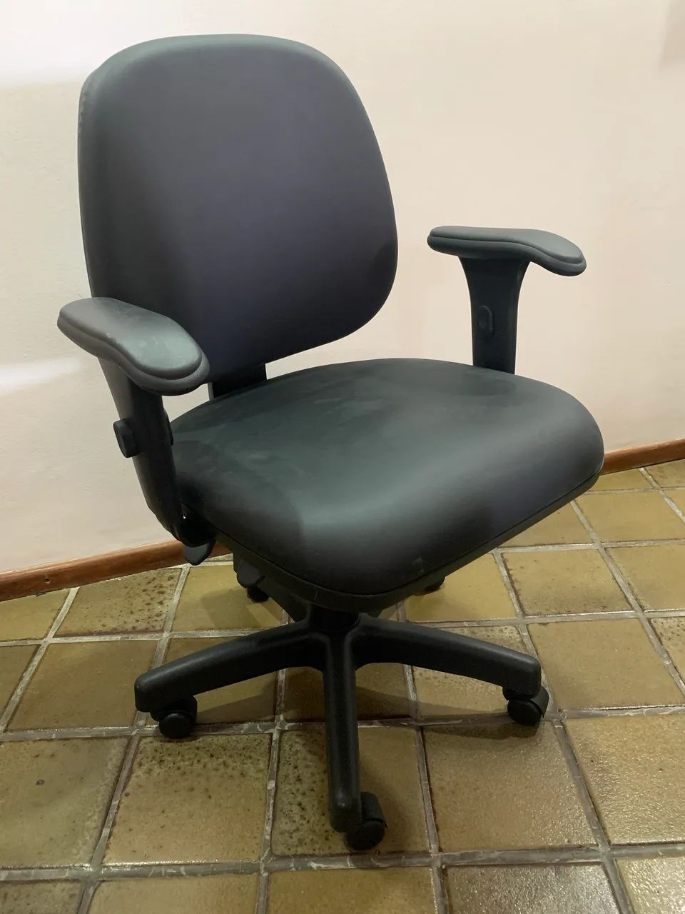 Cadeira com braço giratoria executiva para escritório 