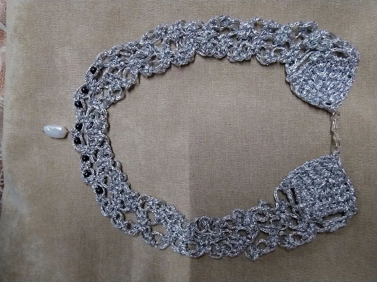 Conjunto de colar e brincos crochê com pérolas naturais e detalhes emprata925 - Foto 3