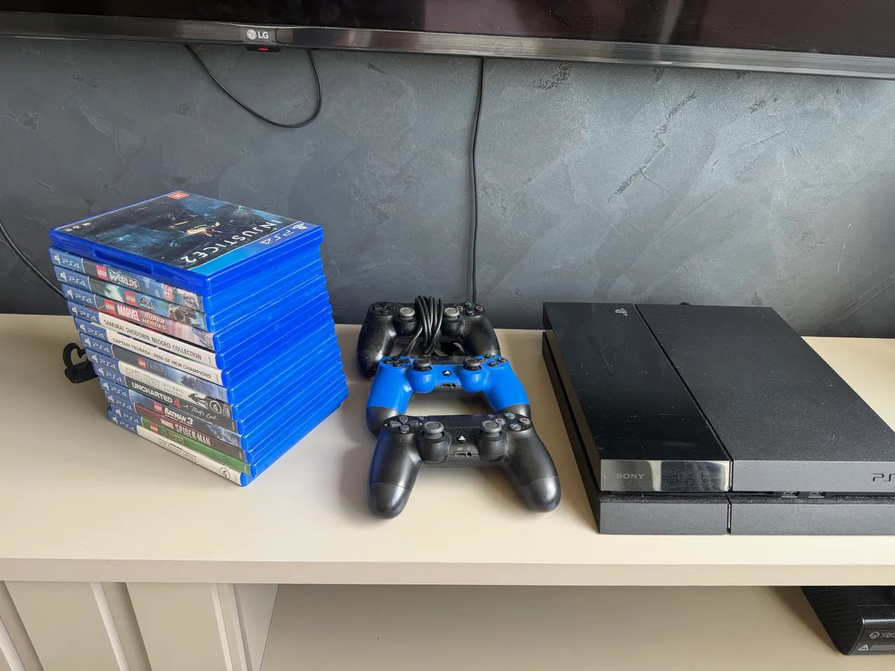 PS4 + 3 controles + jogos