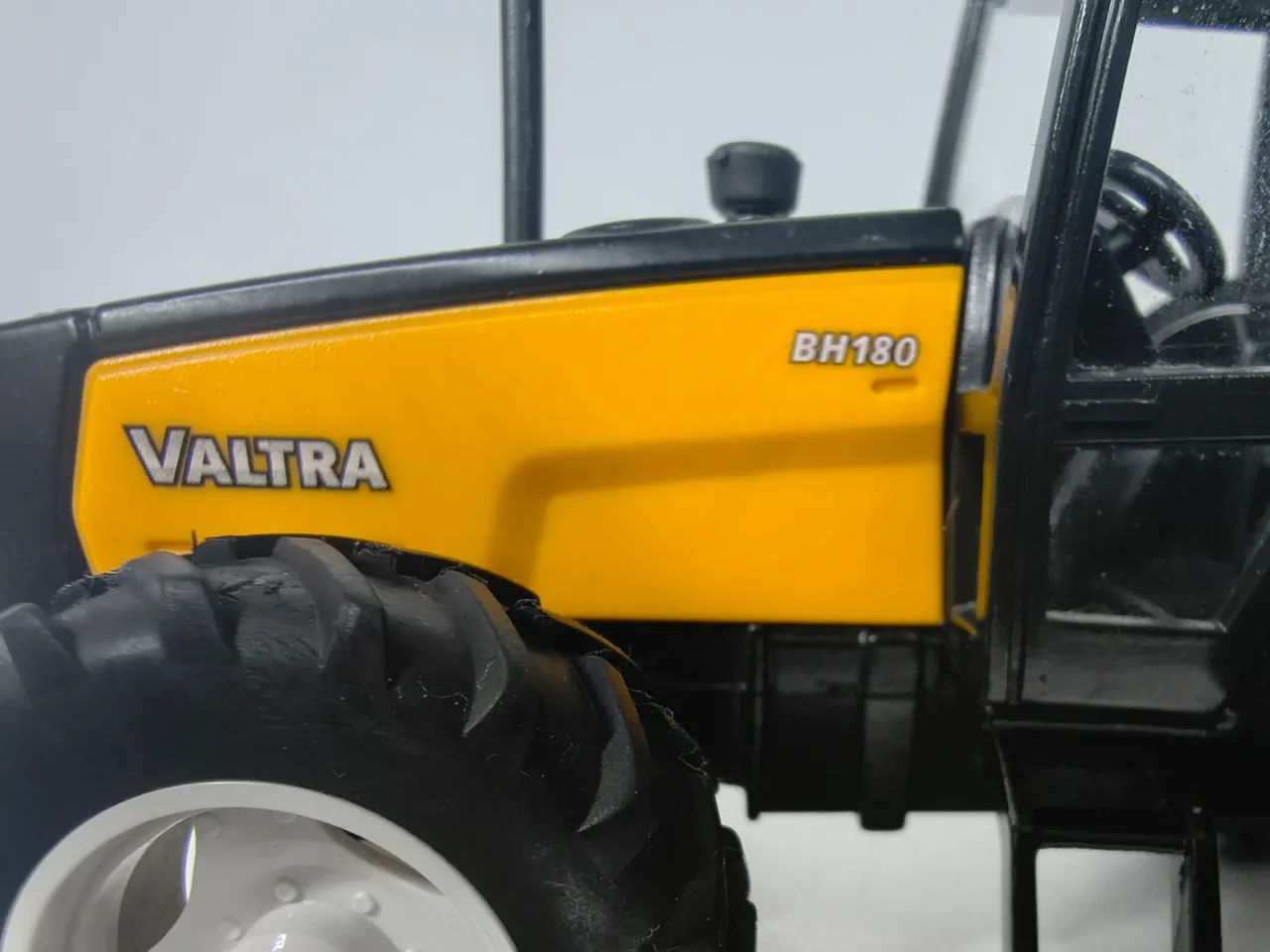 Miniatura Trator Valtra BH180  - Foto 5