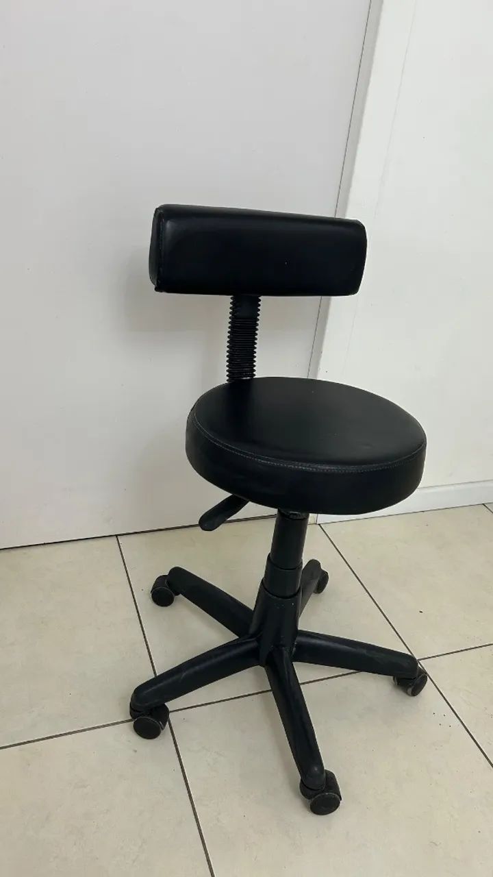 Mocho giratório com encosto 