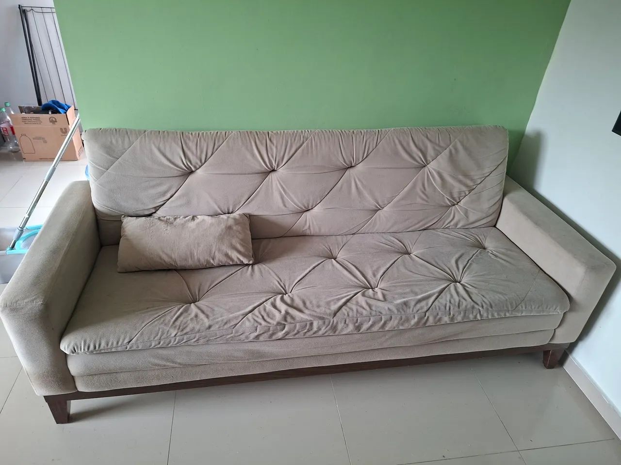 Sofá Elegante para sua casa ou Apartamento.Medidas : 0,82 alt/ 0.84 Larg/2,04 comprimento. - Foto 5