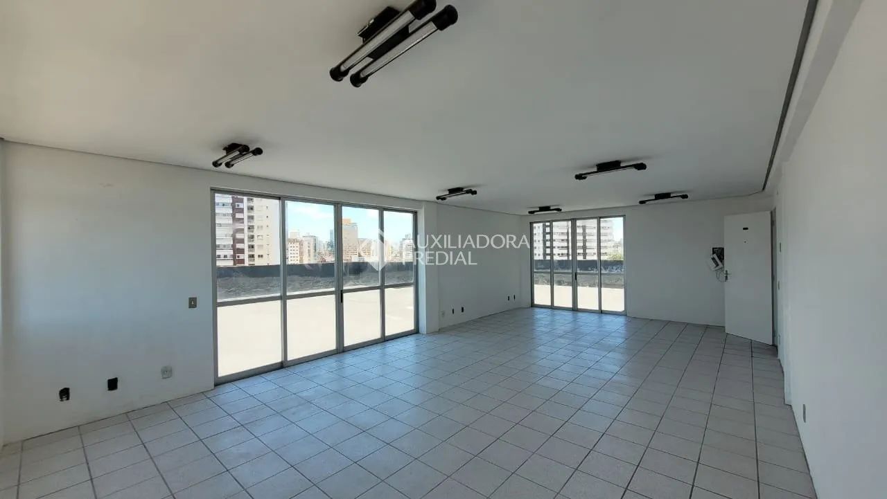 Excelente sala comercial à venda no Estreito!