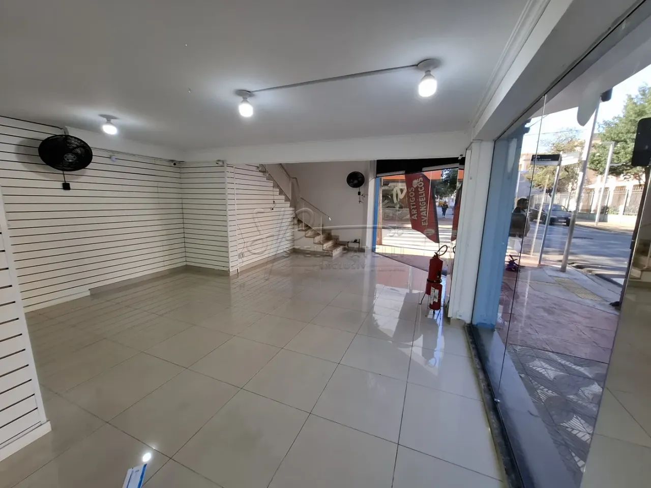 Loja comercial de 115m² para locação em esquina privilegiada - Centro