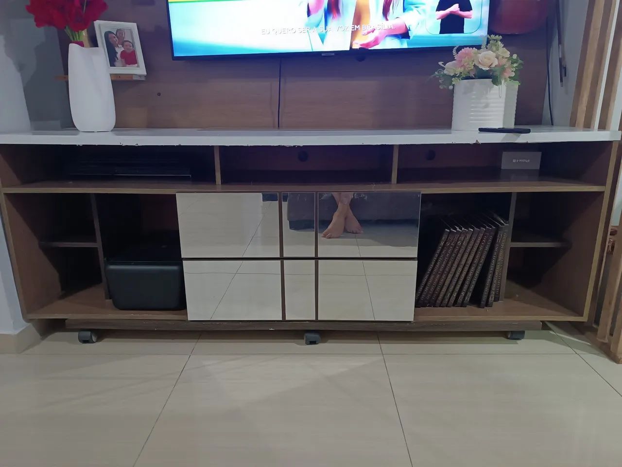 Vendo Rack com rodinhas e gavetas com espelho usado - Foto 3