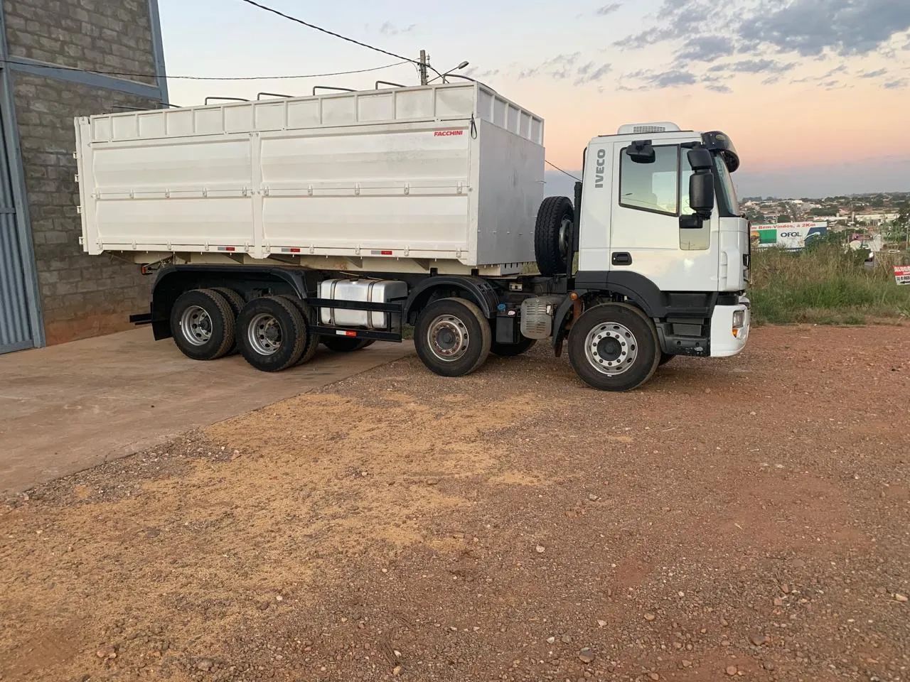 Iveco Tector 240E22 2012/2013 - 4º Eixo com Caçamba Agrícola - Foto 2