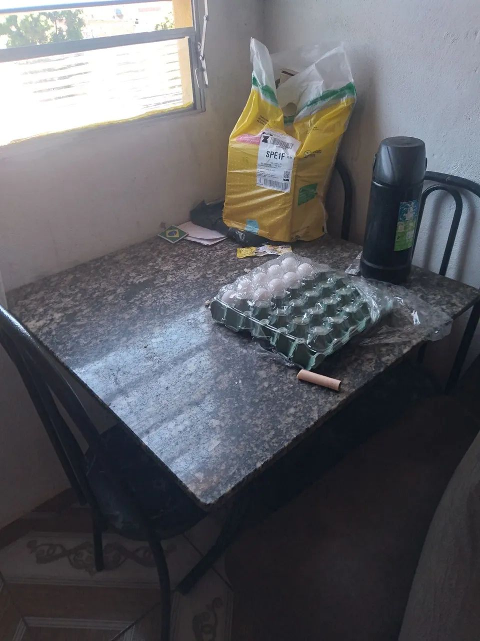 Mesa com tampo de mármore 