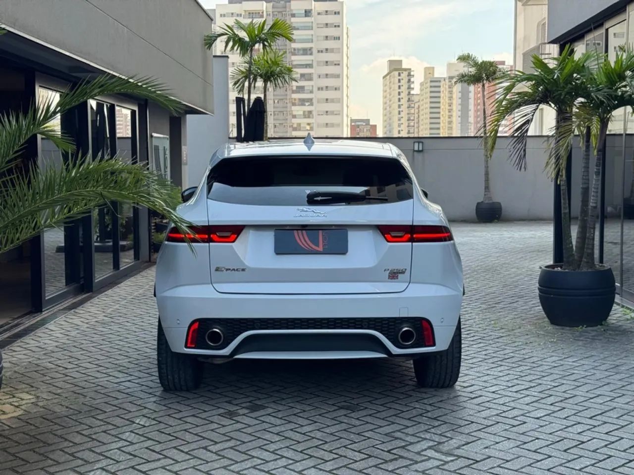 Jaguar E-Pace R-dynamic S 2.0 AWD 249cv Aut. 2019 - Foto 4