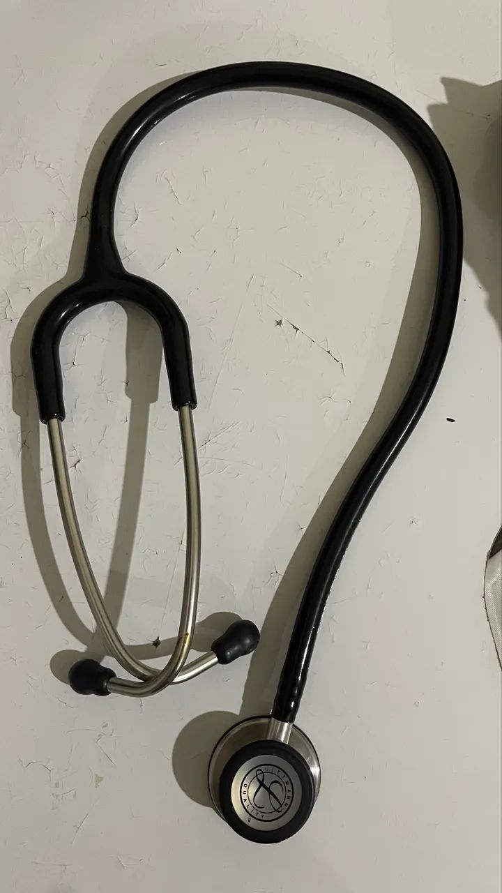 Vendo estetoscópio Littmann Classic III Preto e metálico 