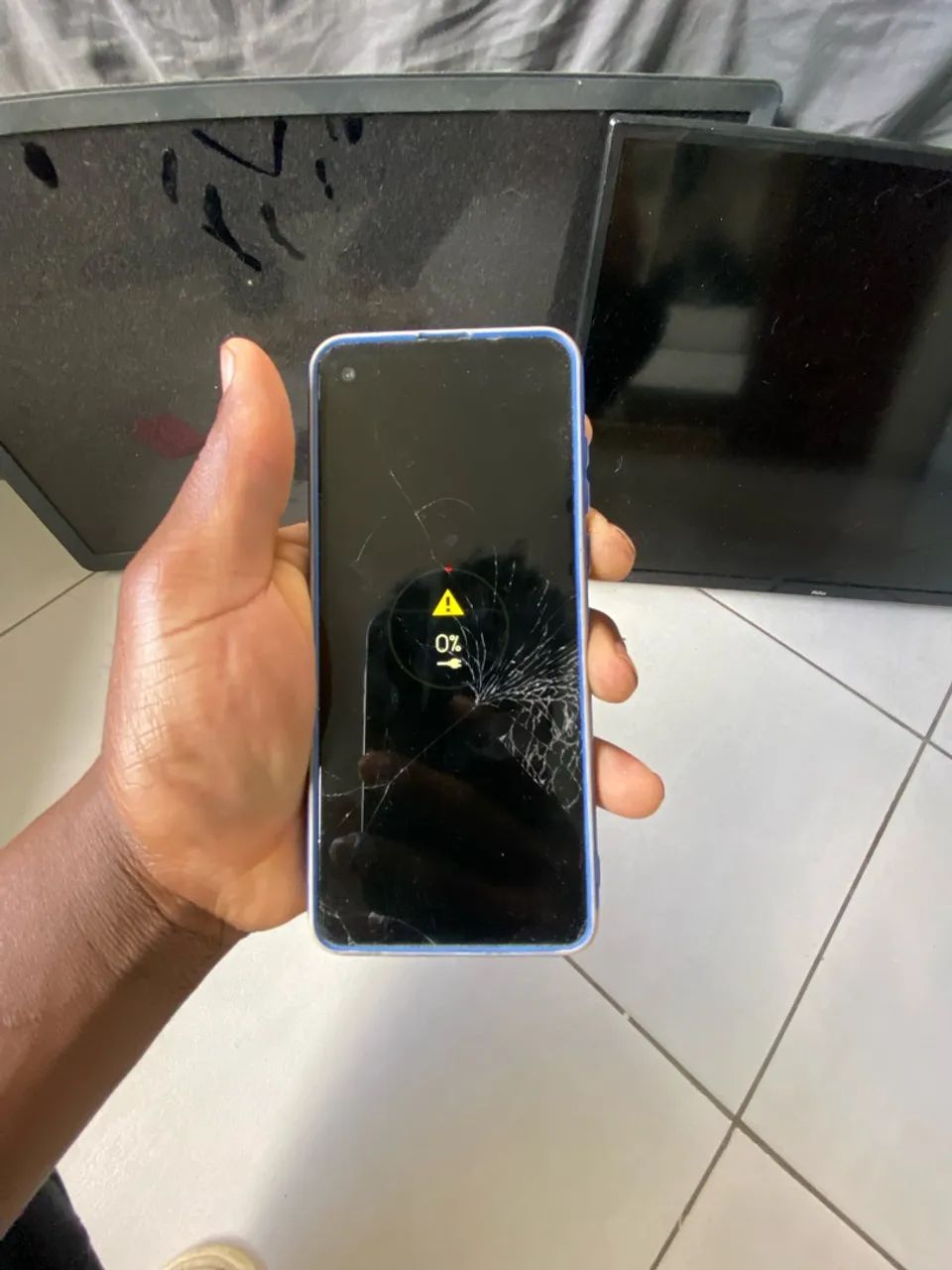 Tv e celular para retirar peças tem conversa no valor  - Foto 4