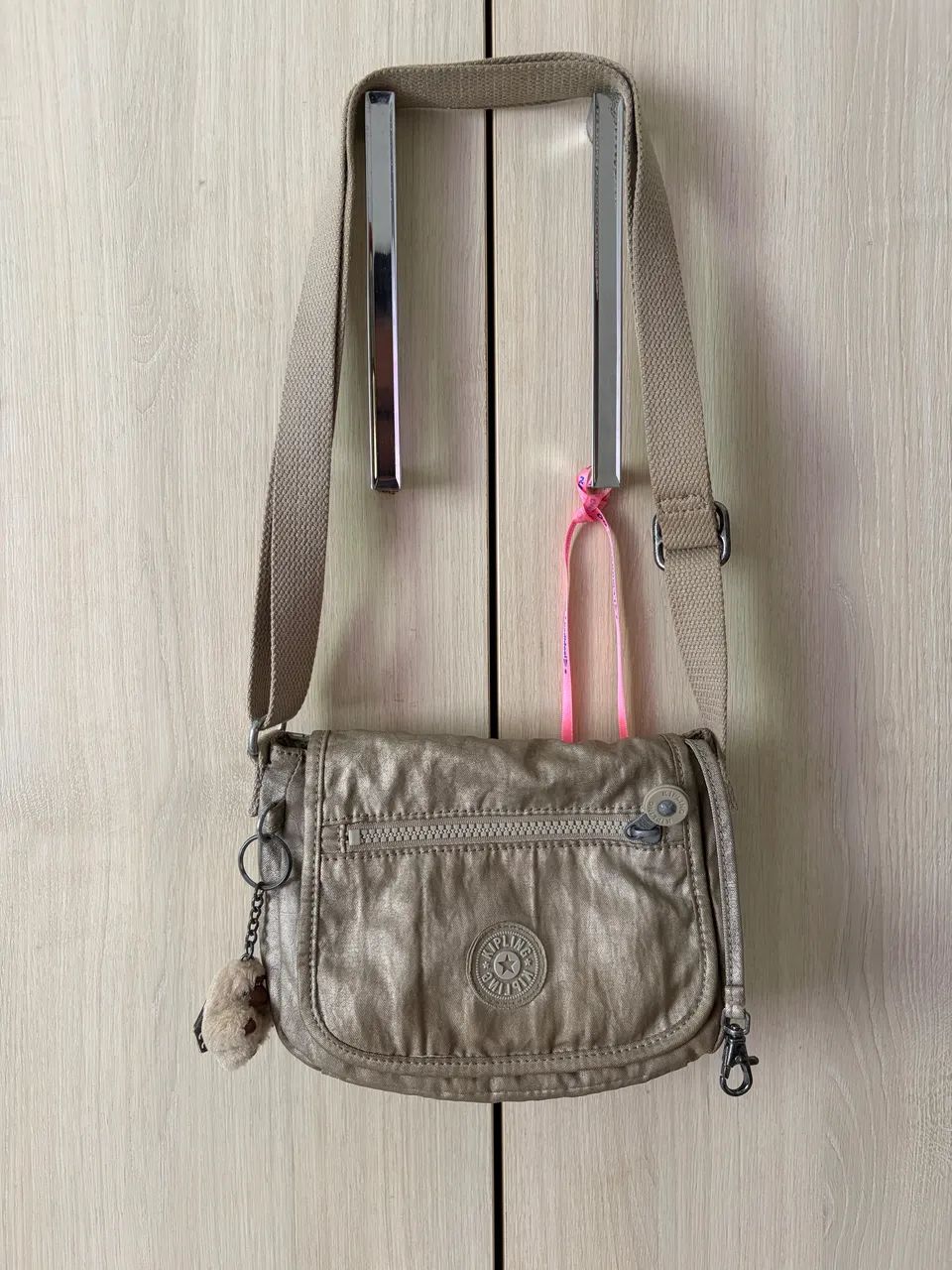 Bolsa Kipling metalizada prata 